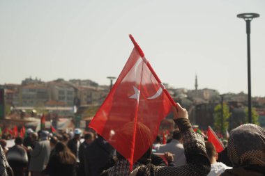 Türkiye İstanbul 20 Nisan 2025, Türk ve Filistin bayraklarıyla protesto yürüyüşü.