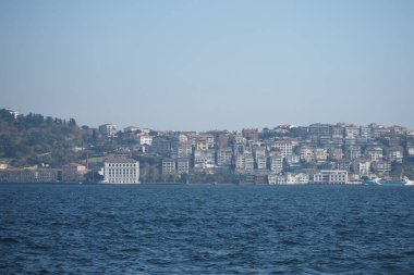 İstanbul 'da açık bir gökyüzü altında kıyı şeridi boyunca kentsel mimari.