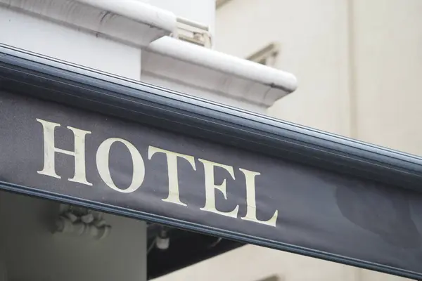 Büyük bir tabela, işlek bir şehir bölgesinde otel kelimesini gösteriyor..