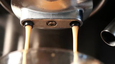 Kafedeki bir makineden taze espresso nasıl alınır izle..