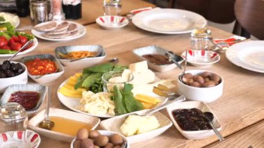 Çeşitli peynirler, soslar ve taze malzemelerle lezzetli bir kahvaltı yapın..