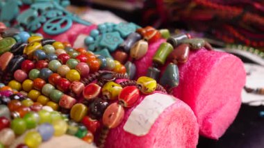 Parlak renkli boncuklar ve eşsiz tasarımlar ziyaretçileri pazara çekiyor..