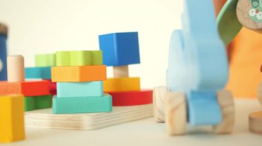 Çocuklar yaratıcı oyunlar oynarlar, istiflerler ve renkli tahta blokları ayırırlar..