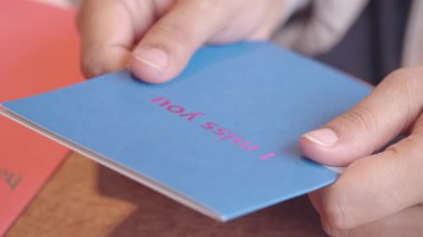 Bir insan özel birini kaybettiğini ifade etmek için renkli bir kart yapar..