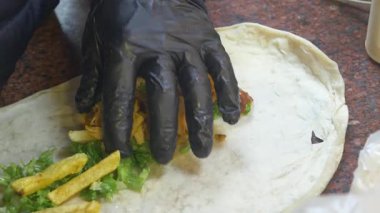 Canlı pazar ortamında bir shawarma hazırlıyorum. .