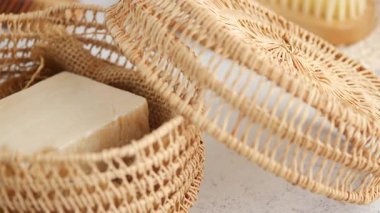 Doğal dokuları olan eşsiz hasır sepetlerde sergilenen el yapımı sabun..