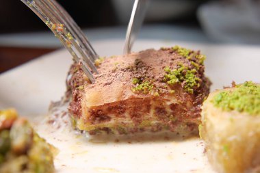 Çatal ve bıçakla servis edilen lezzetli buklava..