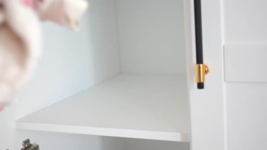 Bir dolabı düzgünce indirmek ve düzenlemek için ipuçları bul.