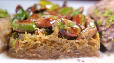 İstanbul 'da fındık ve şurupla dolu zengin baklavaları deneyin..