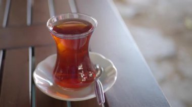 Sıcak bir kafede sıcak bir fincan çay içiyorum..