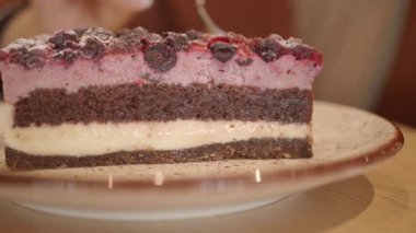 Çikolatalı pasta ve böğürtlen soslu zengin bir tatlı..