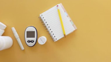 Sarı bir yüzeydeki notların yanı sıra sağlığın izlenmesi için araçlar.