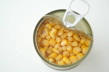 Sarı mısır tanelerini ortaya çıkarabilir. Yemekler ve taraflar için mükemmeldir..