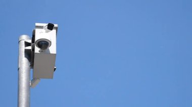 Bir direğin üzerine yerleştirilmiş bir güvenlik kamerası aşağıda aktiviteleri yakalıyor..