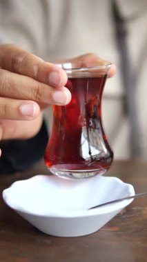 Bir fincan mis kokulu çay, küçük bir tabağın yanında servis edilir, paylaşmak için mükemmeldir..