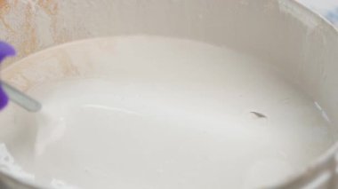 Konteynırdaki duvar boyası .