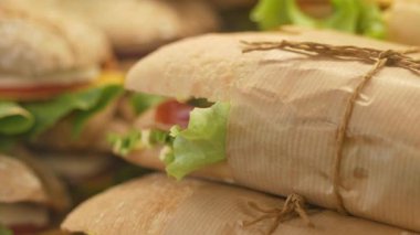 Taze sebzelerle dolu lezzetli sandviçler ve kolaylık için paketlenmiş..