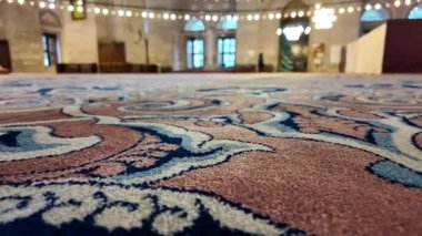 Zarif halı tasarımı güzel bir cami iç mekanını aydınlatıyor..