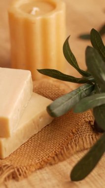 Taze sabun ve kırsal bir masada el yapımı mum seti..