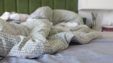 Yumuşak yatak sanatsal bir şekilde sakin ve davetkar bir yatağa yerleştirilmiştir..