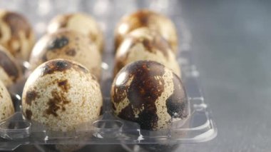 Bıldırcın yumurtaları bir tepside sergilenir. Benzersiz desenlerini vurgularlar..