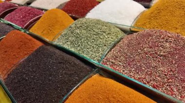Piyasada satılığa çıkarılmış canlı bir baharat dizisini keşfedin..