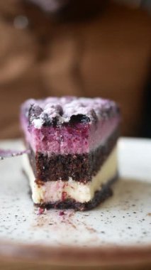 Zengin tat ve renklere sahip güzel bir katmanlı kekin tadını çıkarın..