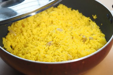 Mükemmel pişirilmiş sarı pirinç aromasının tadını çıkarın..