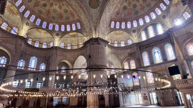 Ziyaretçiler ibadet saatlerinde süslü tavanlara ve vitraylı pencerelere hayran kalıyorlar.