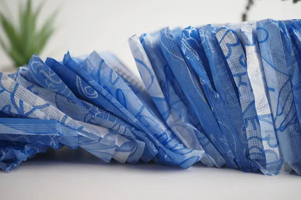 Kadın hijyenik ped masada. .