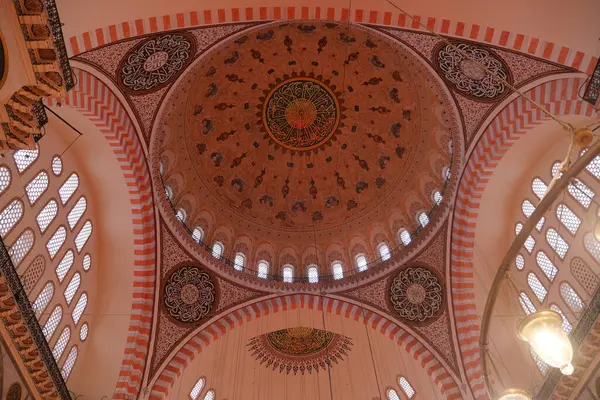 Madalyalı kubbe tarihi camide muhteşem bir mimari sergiliyor.