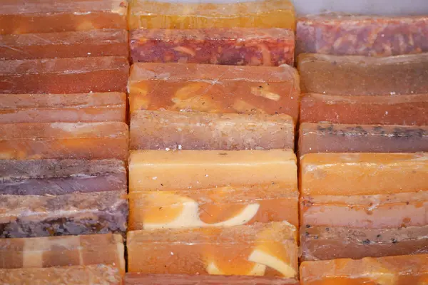 Bir pazarda çeşitli el yapımı sabunlar satışa sunulmaktadır..