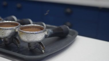 Parlak bir mutfakta iskele filtresi kullanarak ustalıkla espresso hazırlıyorum..