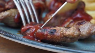 Lezzetli sos ve meze ile süslenmiş taze et parçaları..