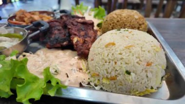 Izgara et, pilav ve sosla nefis bir yemek düzeninin tadını çıkarın..