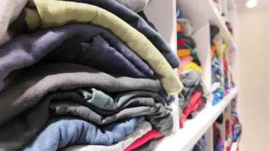 Dolabınızda kıyafet düzenlemek için etkili yöntemler keşfedin..