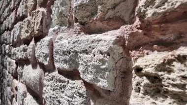 Yıpranmış taş duvarın eşsiz dokusunu keşfedin..