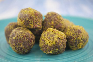 Fındıktan yapılmış renkli enerji topları düzgün bir tabakta dizilir..