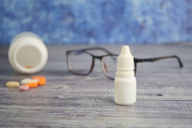 Reçeteli göz damlası bardakların ve hapların yanına konur..