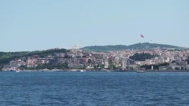 Açık mavi gökyüzünün altında şehrin kıyı şeridinin çarpıcı manzarası.