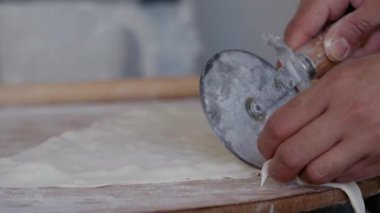 Mutfakta hamur makasıyla yapılan hamur hazırlıklarını gözlemliyorum..