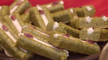 Fındıkla sergilenen tatlı yeşil tatlı kalabalık bir markette.