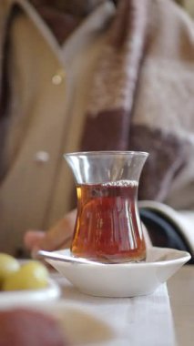 Öğleden sonra sıcacık bir kafede geleneksel Türk çayının tadını çıkarıyorum..
