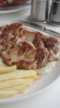 Kızarmış tavuğun tadını çıkarın. Yanında da kızarmış patates var..