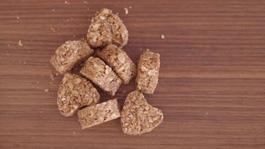 Zevk veren basit malzemelerden yapılmış lezzetli granola ısırıkları keşfedin..