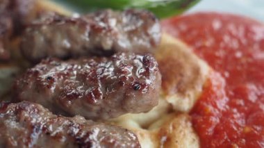 Domates ve ekmekle servis edilen ızgara et. .