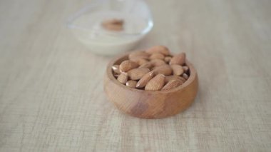 Çocuk elleriyle bir kaseden badem topluyor. .