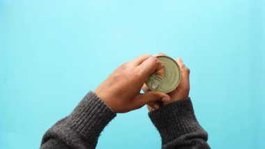 Bireyler, konserve açmanın kolay bir yolunu gösterirler..