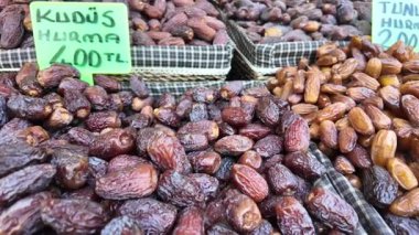 Türkiye 'de yerel bir pazarda çeşitli tarihlerle dolu tezgahlar.