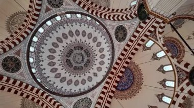 Şaşırtıcı mimari detaylar karmaşık desenler ve renkler gösterir.